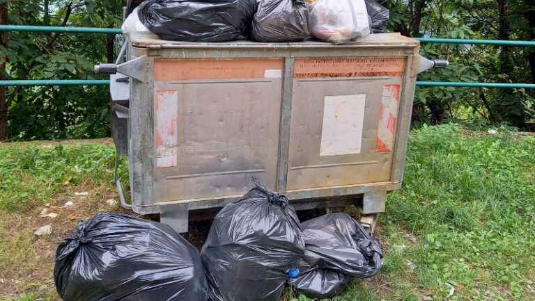 Ardenno rifiuti parcheggio Biolo