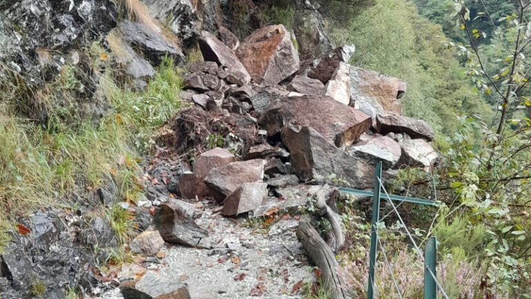 Caduta massi sentiero Novate Mezzola Codera