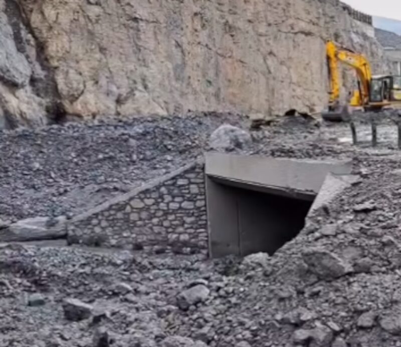 Il tombotto che ha permesso all'acqua di defluire evitando che portasse via il trattato di strada