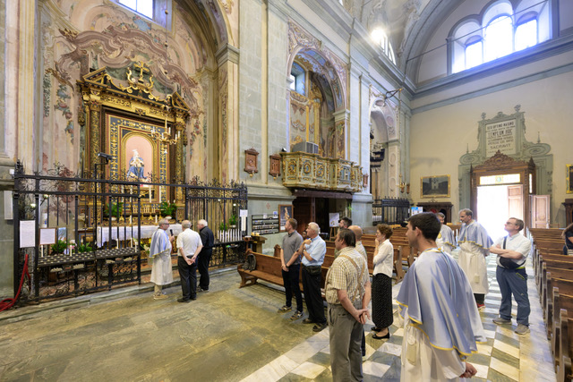 i cardinali davanti alla Vergine col Bambino (simbolo del Santuario) di Giacomo del Maino