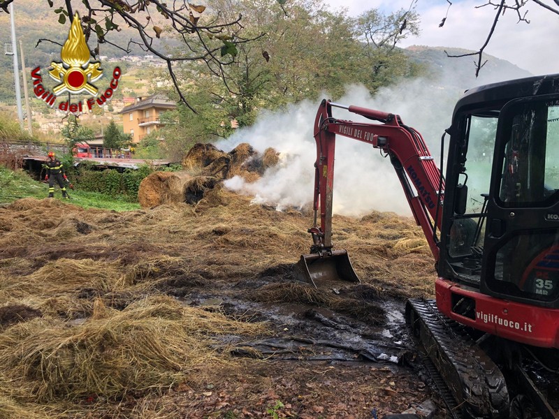 Traona incendio rotoballe fieno vigili del fuoco