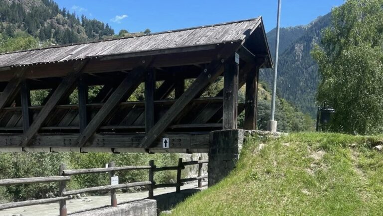 Una delle passerelle in legno interessate dai lavori di sistemazione