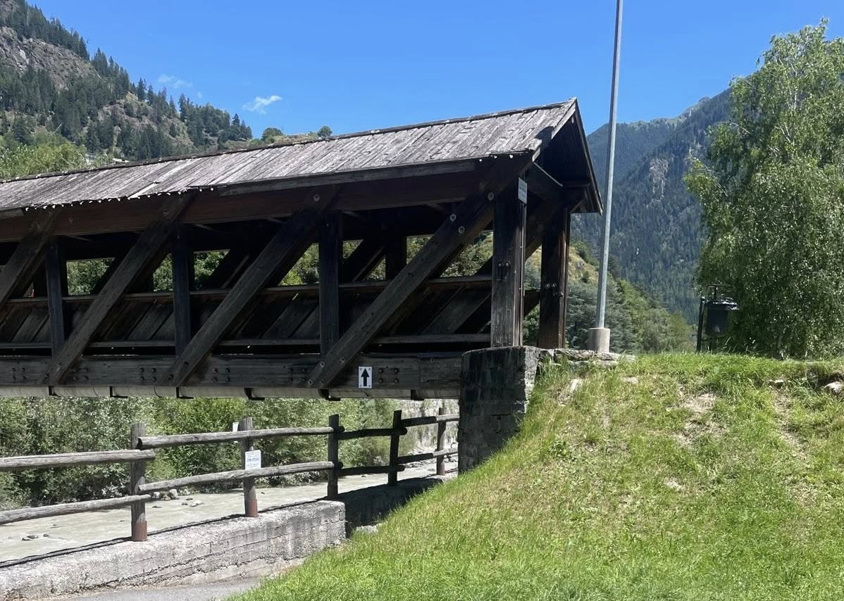 Una delle passerelle in legno interessate dai lavori di sistemazione