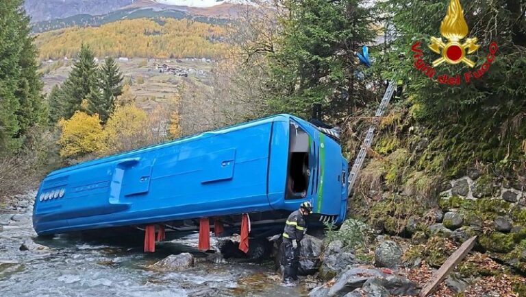 Pullman ribaltato valfurva