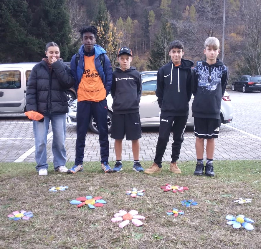 I fiori di sasso colorati dai bambini di Villa di Chiavenna 