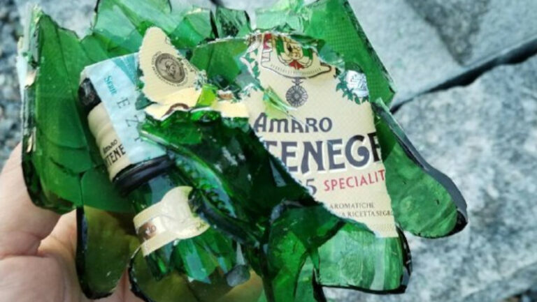 Grosio cimitero incivilt&agrave; bottiglie superalcolici tombe