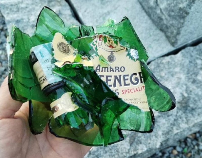 Grosio cimitero incivilt&agrave; bottiglie superalcolici tombe