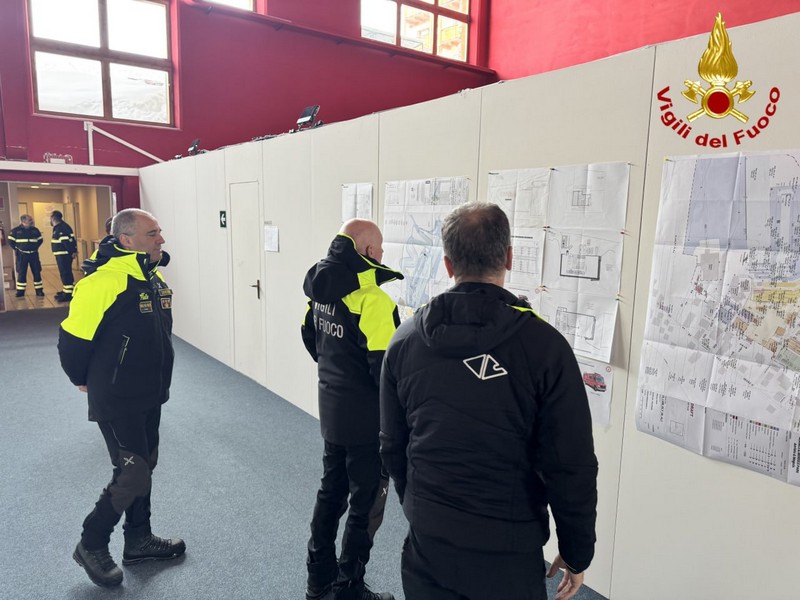 vigili-del-fuoco-livigno-visita-direttore-regionale