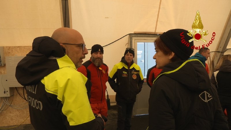 vigili-del-fuoco-livigno-visita-direttore-regionale