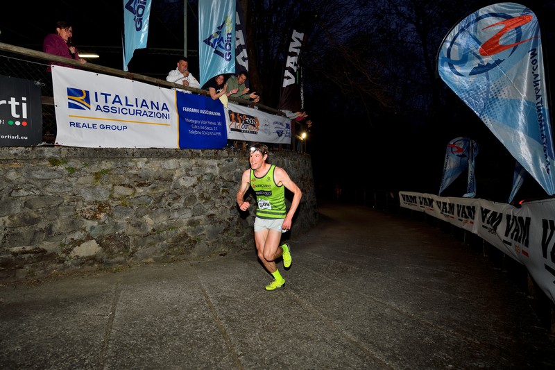 cech-up-vertical-night-traona-goinup