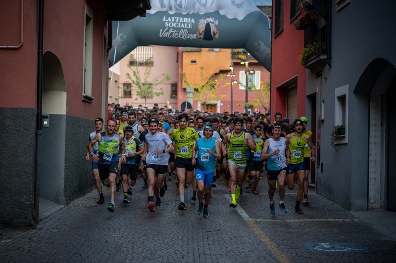 cech-up-vertical-night-traona-goinup