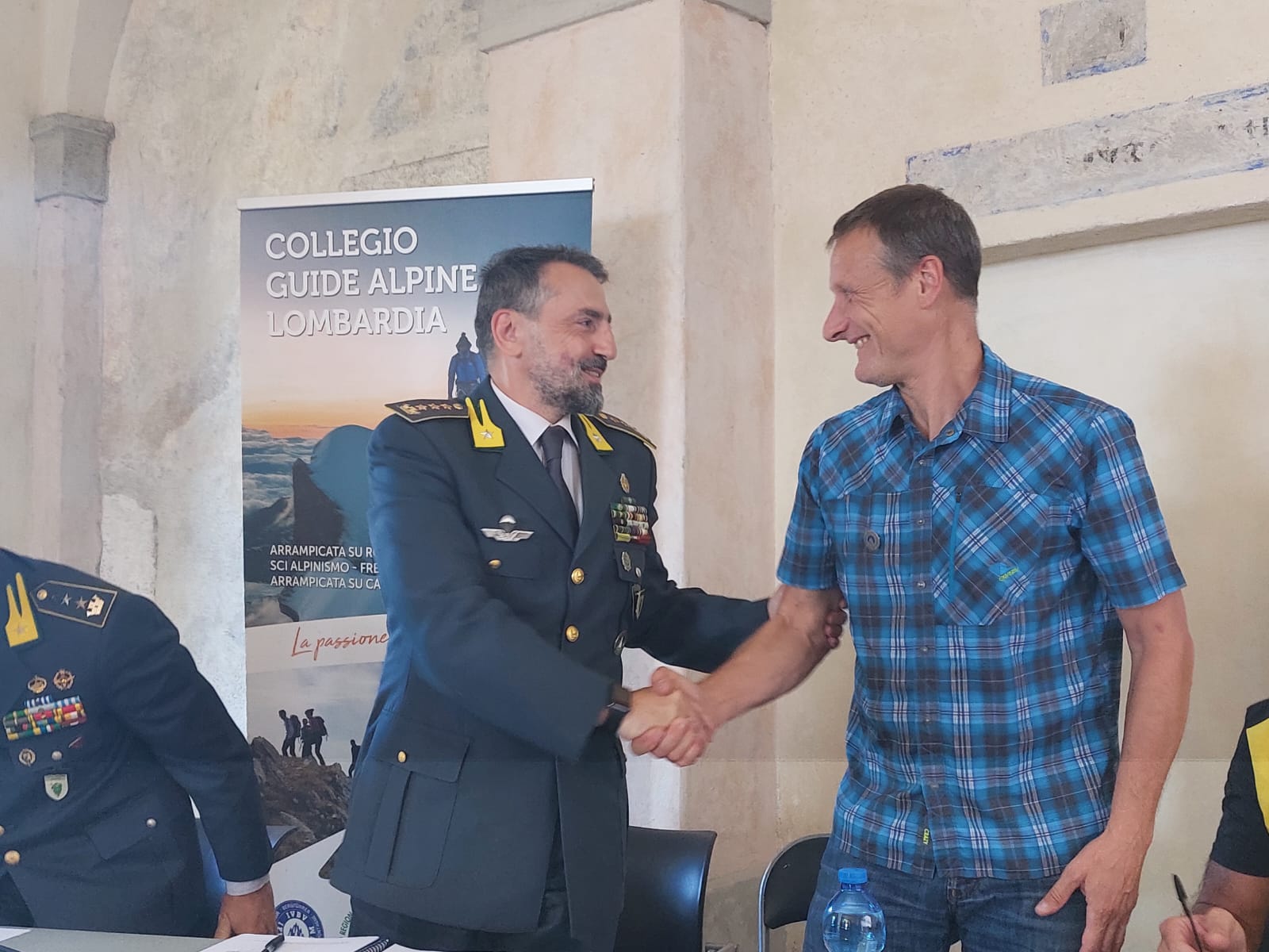 La stretta di mano tra il Colonnello Daniele Sanapo, Comandante Provinciale di Sondrio e il presidente del Collegio Guide Alpine Lombardia Fabrizio Pina