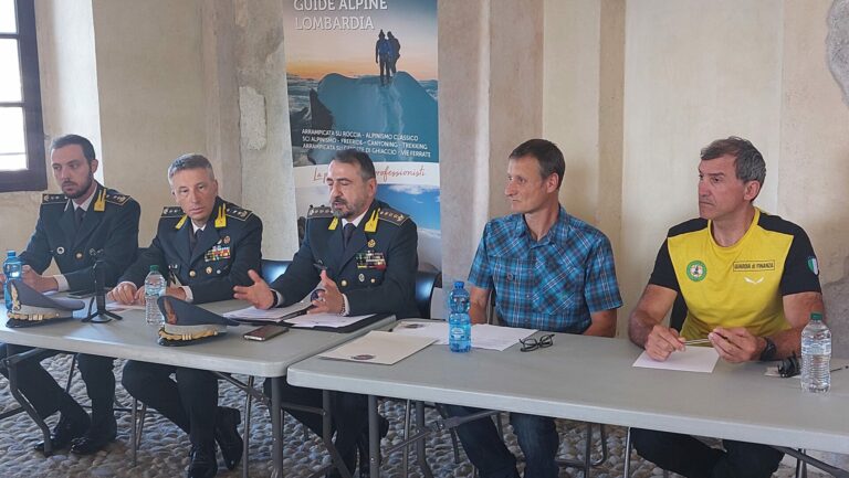 Da sinistra, Tenente Colonnello Matteo Antegiovanni per il Comando Provinciale di Bergamo; Tenente Colonnello Paolo Zottola, Comandante del ROAN di Como; Colonnello Daniele Sanapo, Comandante Provinciale di Sondrio; Presidente Collegio Regionale Guide alpine Lombardia Fabrizio Pina; Maresciallo Capo Massimo Vezzoli, Comandante Stazione SAGF di Edolo, per il Comando Provinciale di Brescia