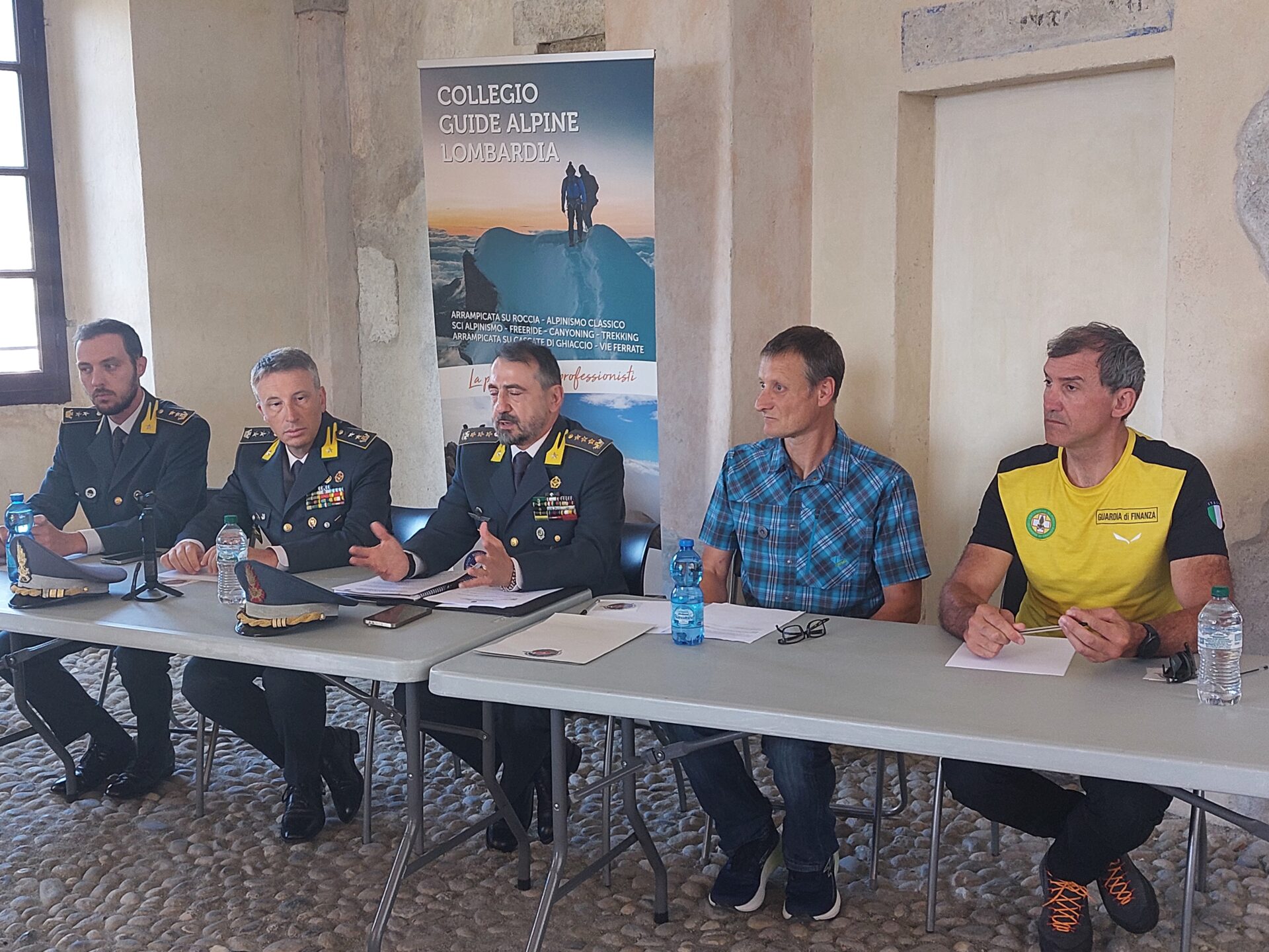 Da sinistra, Tenente Colonnello Matteo Antegiovanni per il Comando Provinciale di Bergamo; Tenente Colonnello Paolo Zottola, Comandante del ROAN di Como; Colonnello Daniele Sanapo, Comandante Provinciale di Sondrio; Presidente Collegio Regionale Guide alpine Lombardia Fabrizio Pina; Maresciallo Capo Massimo Vezzoli, Comandante Stazione SAGF di Edolo, per il Comando Provinciale di Brescia
