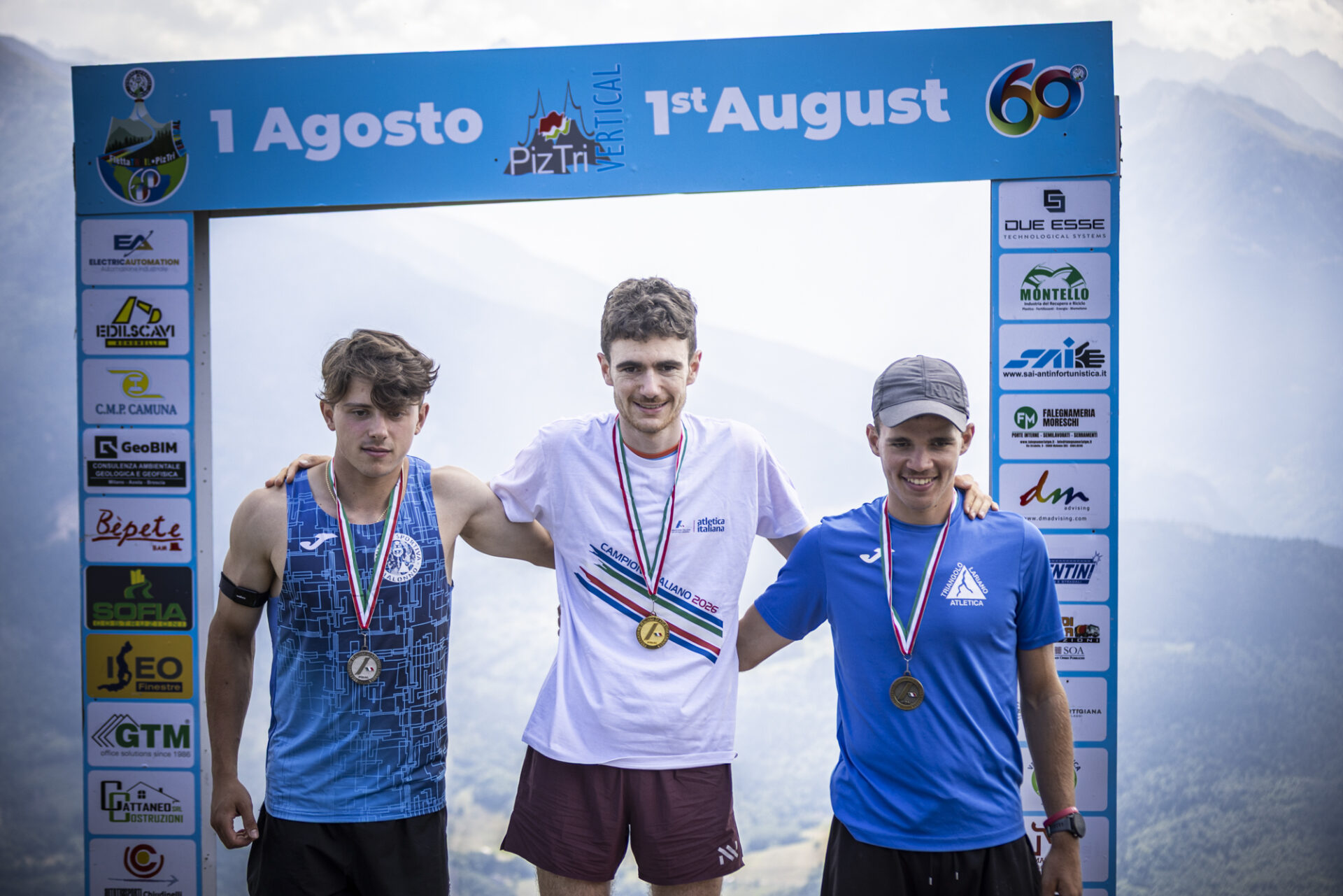 Al centro Francesco Bongio neo campione italiano Vertical