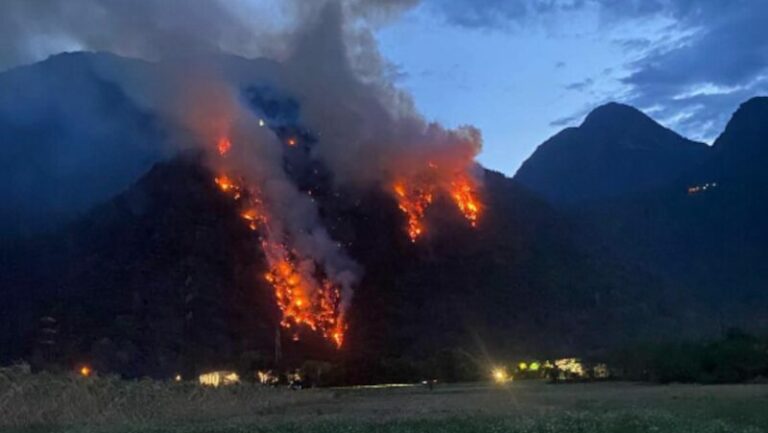 L'incendio che sta interessando nuovamente la zona della Torre del Segname