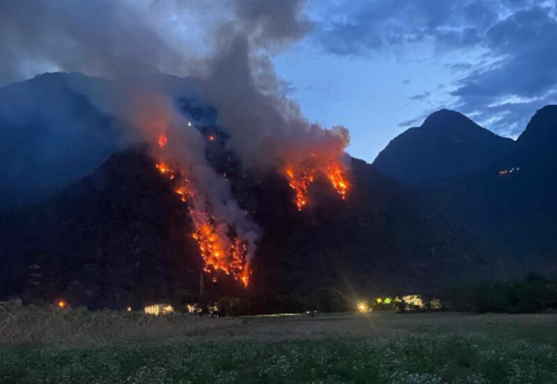 L'incendio che sta interessando nuovamente la zona della Torre del Segname