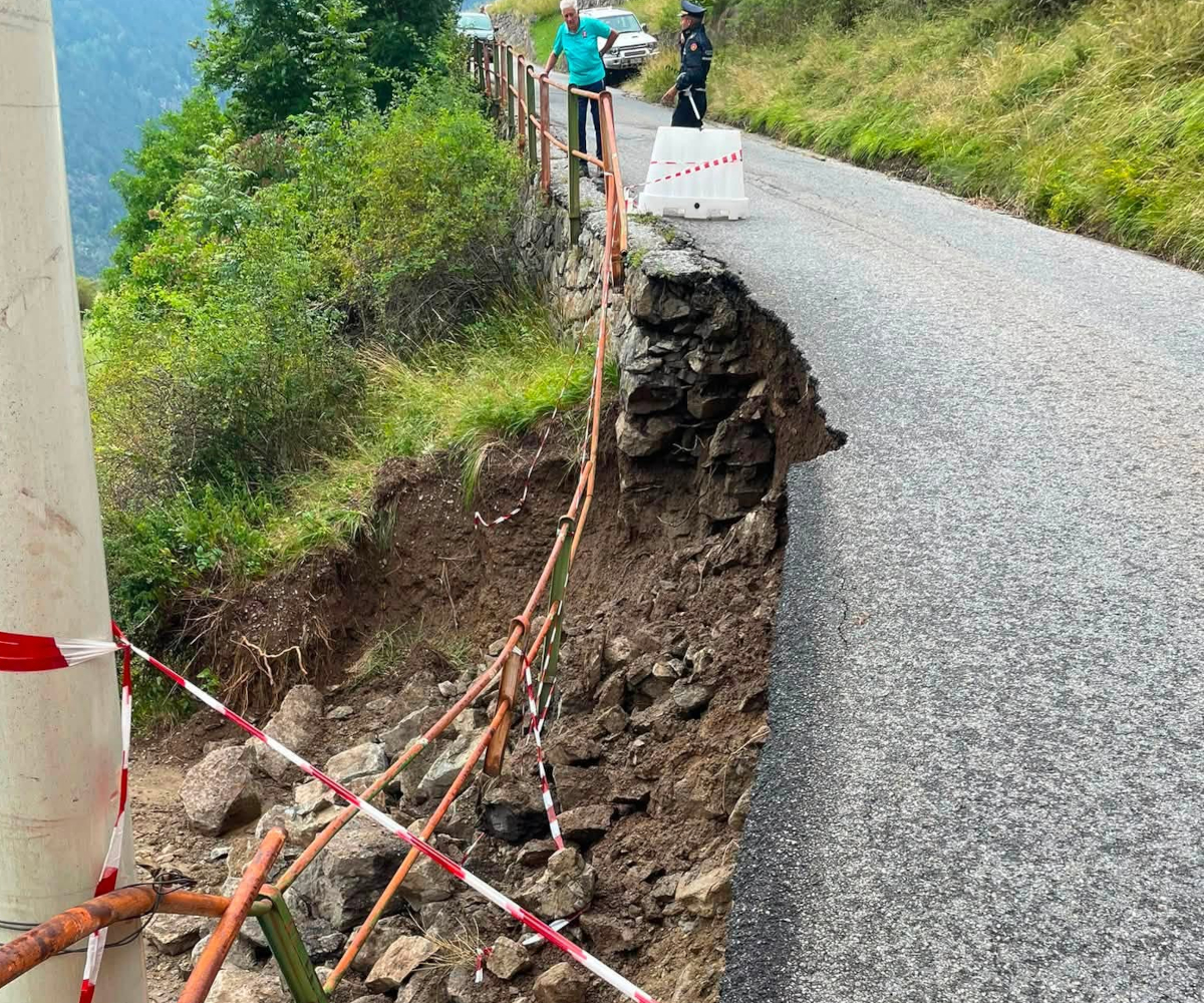 Il cedimento lungo la strada comunale Frontale–Fumero (foto Obiettivi in comune Sondalo)
