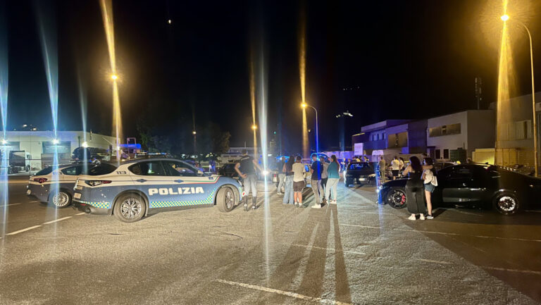 L'intervento delle Forze dell'Ordine sul luogo di ritrovo prima che la gara clandestina iniziasse