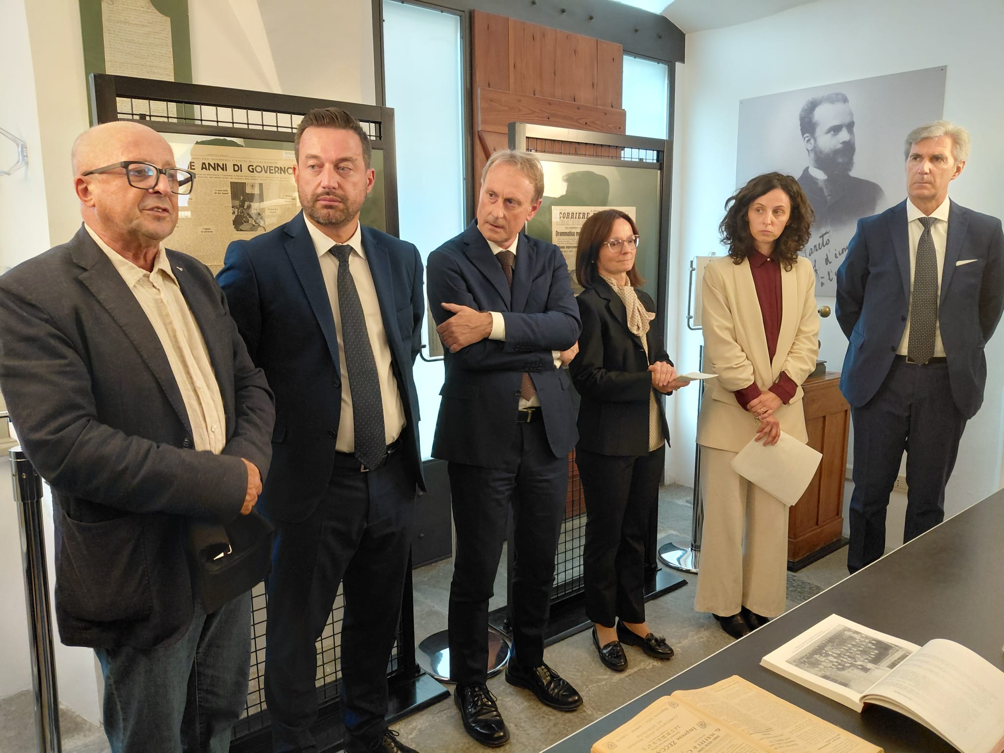 Da sinistra: il sindaco di Morbegno Del Nero, Beltrama e Romellini di BPER Banca, Mirella Cantini ed Elisa Romegialli della Biblioteca Credaro, sindaco di Sondrio Scaramellini